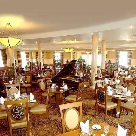 Bay Conference & Leisure Centre 4*