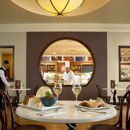 호텔 Bay Conference & Leisure Centre 4*