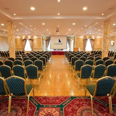Hotel Bay Conference & Leisure Centre 4*
